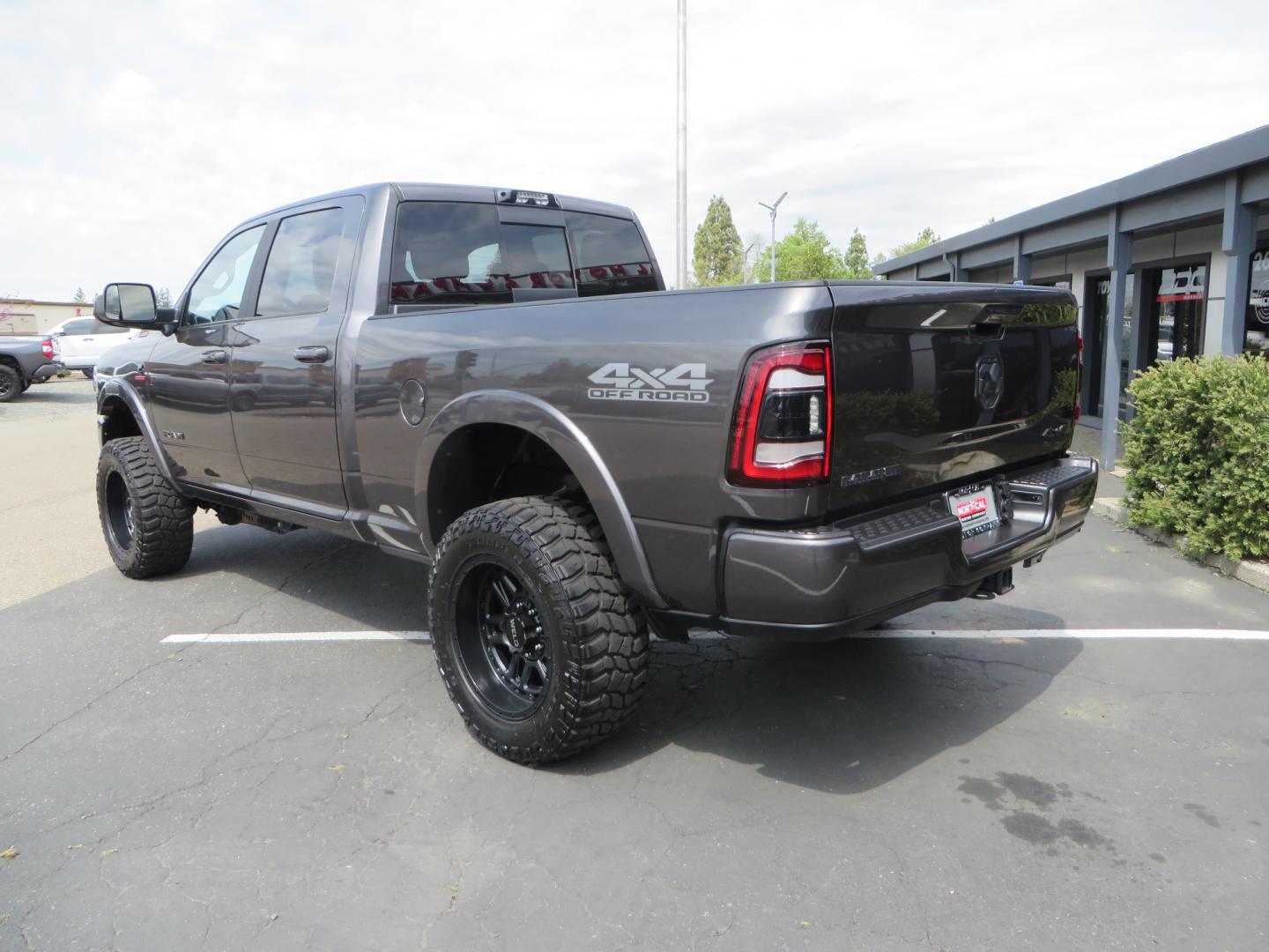 2022 CHARCOAL /BLACK RAM 2500 Laramie Crew Cab SWB 4WD (3C6UR5FL8NG) with an 6.7L V8 OHV 16V DIESEL engine, automatic transmission, located at 2630 Grass Valley Highway, Auburn, CA, 95603, (530) 508-5100, 38.937893, -121.095482 - Features a Carli Pintop suspension system with King Shocks, 20" Weld Racing wheels, 35" Cooper STT Pro tires, and Weathertech floor liners. - Photo#6